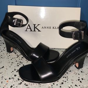 (SOLD) Like new Anne Klein SUPER CUTE Sandal!!!